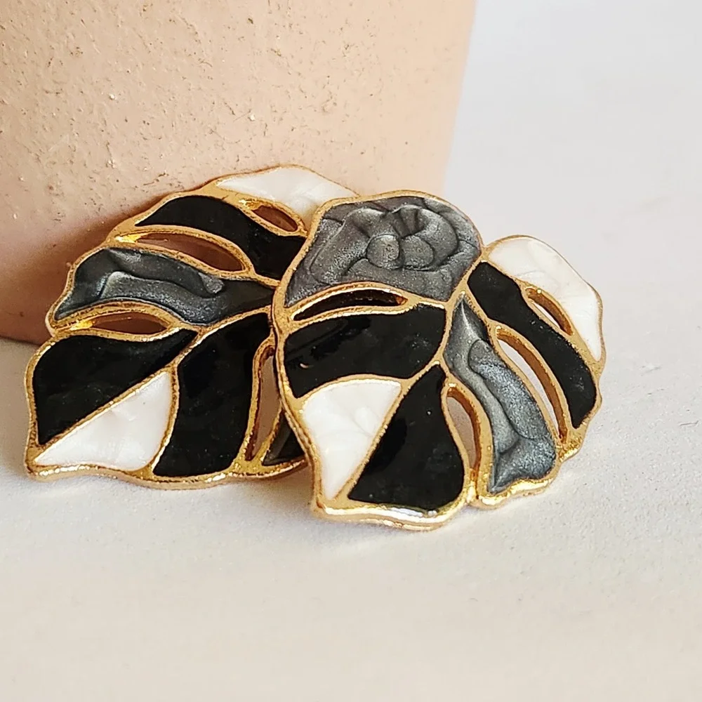 Monstera Leaf Stud Earrings Black White Grey Marbled Enamel Gold Tone‎ Tropical